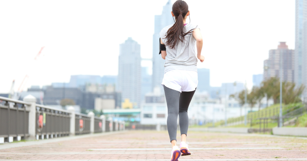 ランニングする女性の後ろ姿