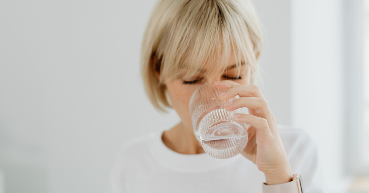 女性が水を飲む姿