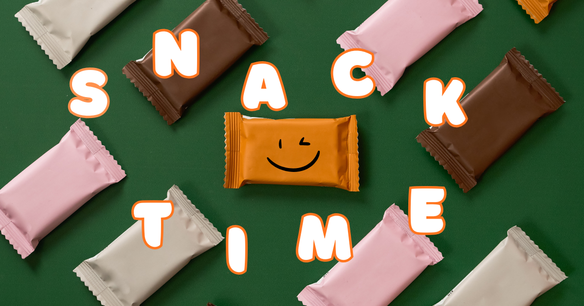 snacktimeの文字とお菓子の包み