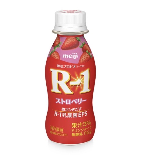 いちごの絵の赤いラベルのボトルドリンク
