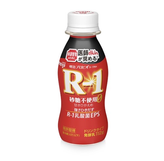 白い蓋に赤いラベルのボトルドリンク