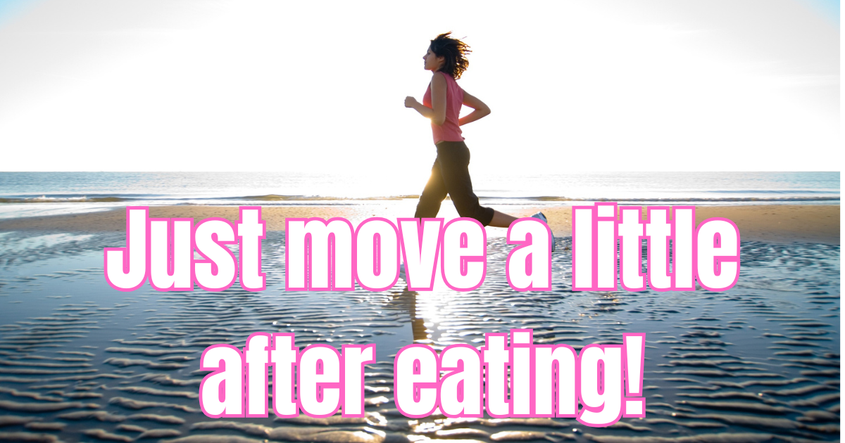 海辺をランニングウェアで走る女性