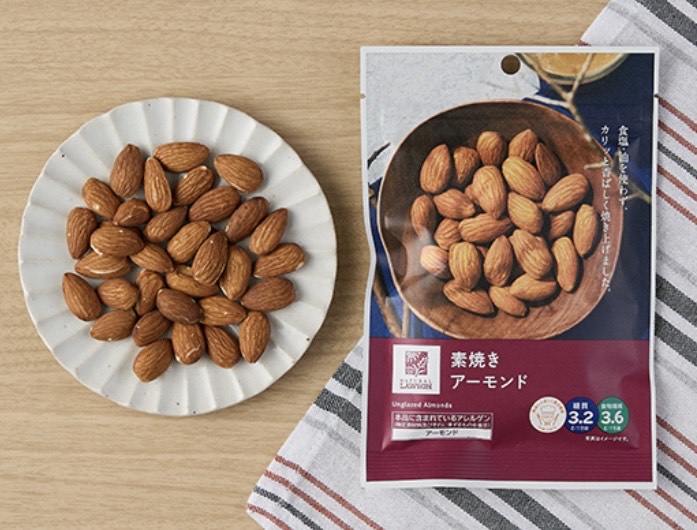 袋と皿盛りのアーモンド