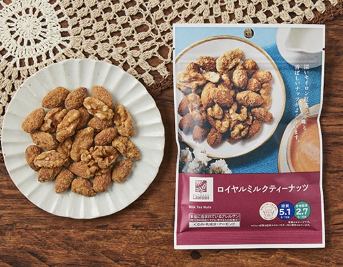 青いナッツの袋と皿盛りナッツ