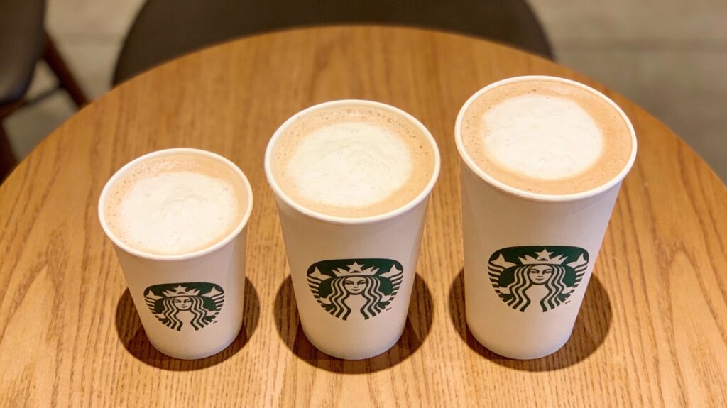 スタバのカフェラテがサイズ順に店内のテーブルの上に並んでいる