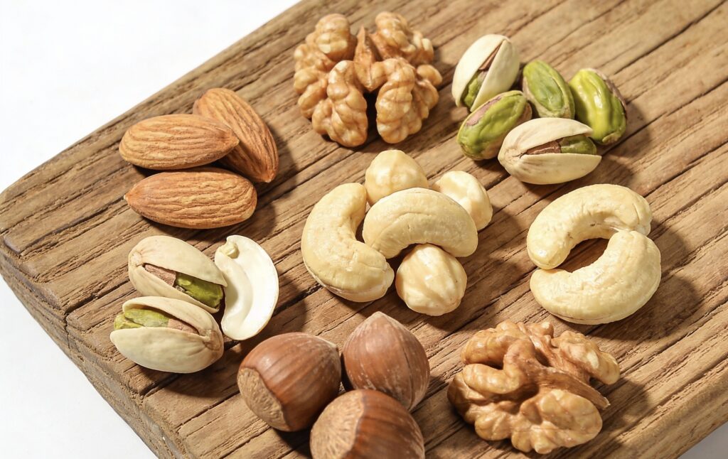 色々なナッツが木のボートの上に綺麗に置いてある