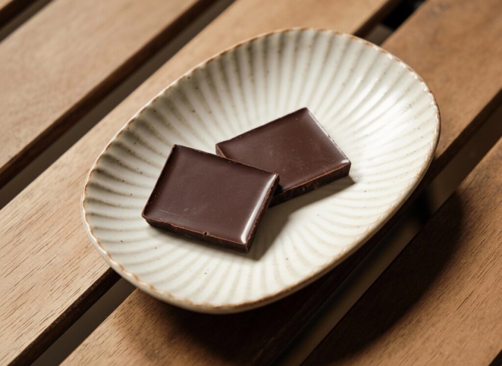 テーブルの上に皿に入ったチョコレートが2枚