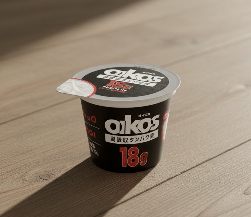 オイコスタンパク質18gのカップがテーブルの上にある